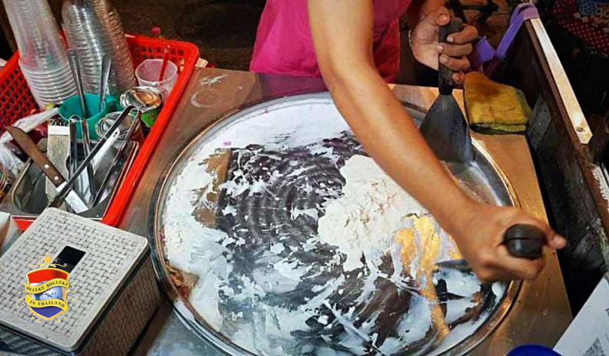 Cambodjaanse vrouw vindt geweldig succes met de verkoop van Thais roergebakken ijs