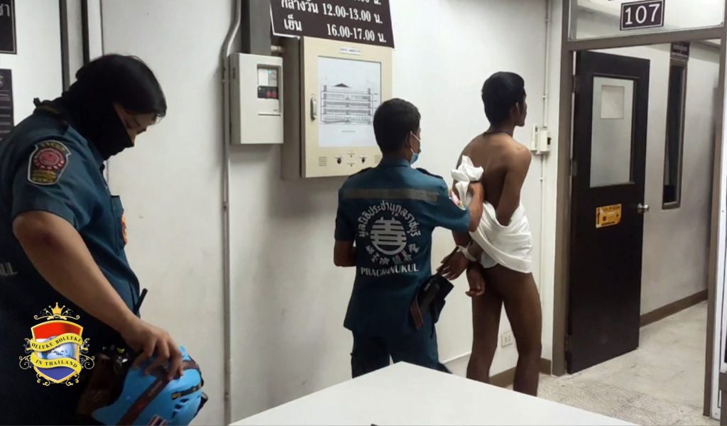 Poedelnaakte man houdt huis in een winkel in Ratchaburi en veroorzaakt een chaos