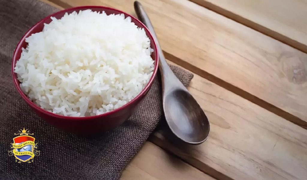 Jonge mensen in Thailand moeten meer gaan rijst eten, omdat uit de gegevens blijkt dat de vraag drastisch terugloopt
