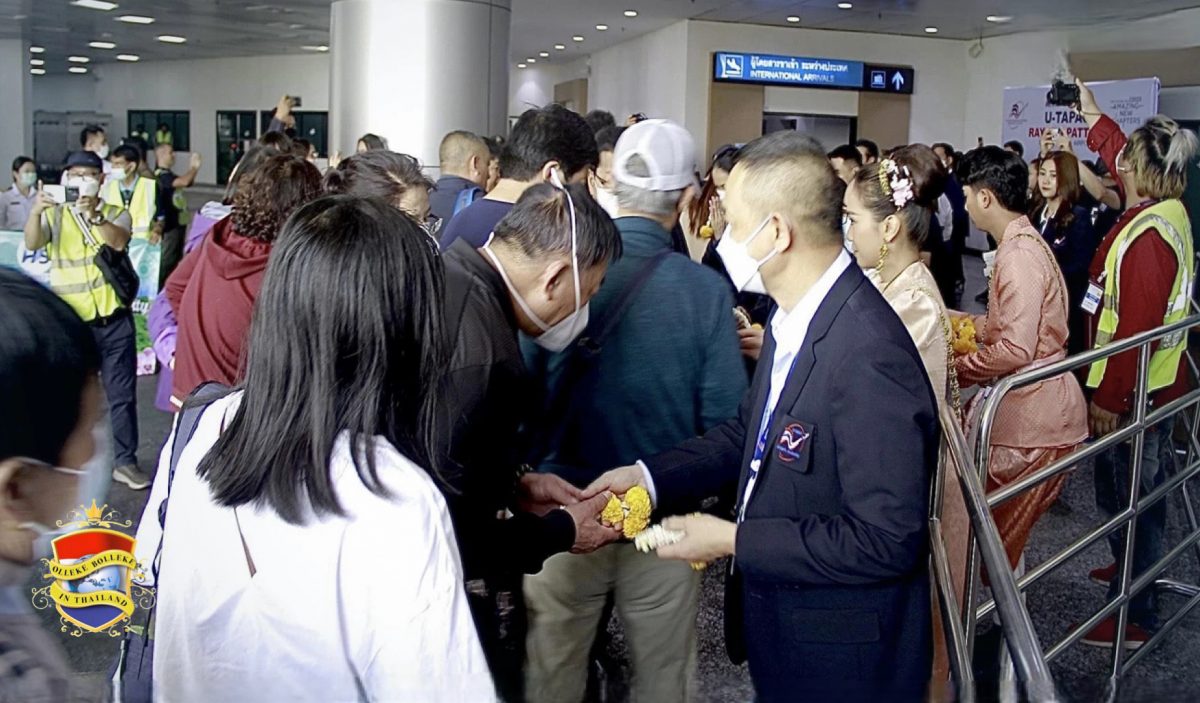 Hele meute Chinese toeristen landt  met de eerste vlucht van Loong Air op vliegveld U-Tapao in Oost-Thailand 