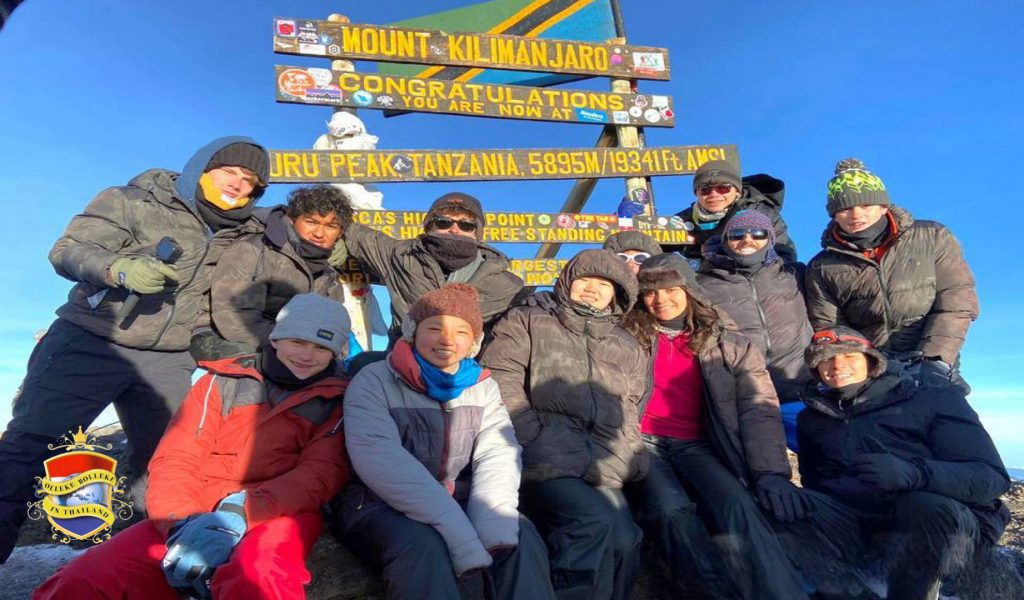 11 leerlingen van de Regents-school in Pattaya beklimmen de Kilimanjaro in Tanzania 