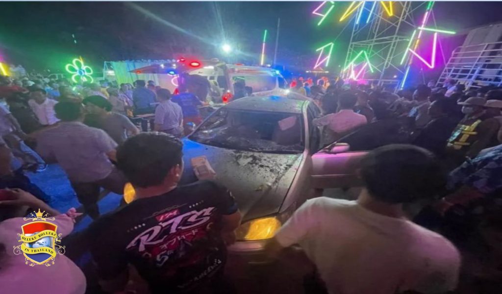 Gefrustreerde Thaise man rijdt tijdens een inwijding ceremonie in Centraal-Thailand een mensenmenigte in