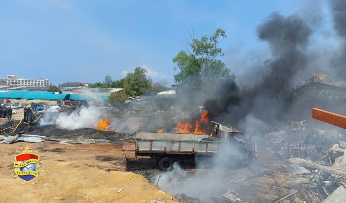 Recyclingbedrijf in de kustplaats Pattaya gaat in vlammen op