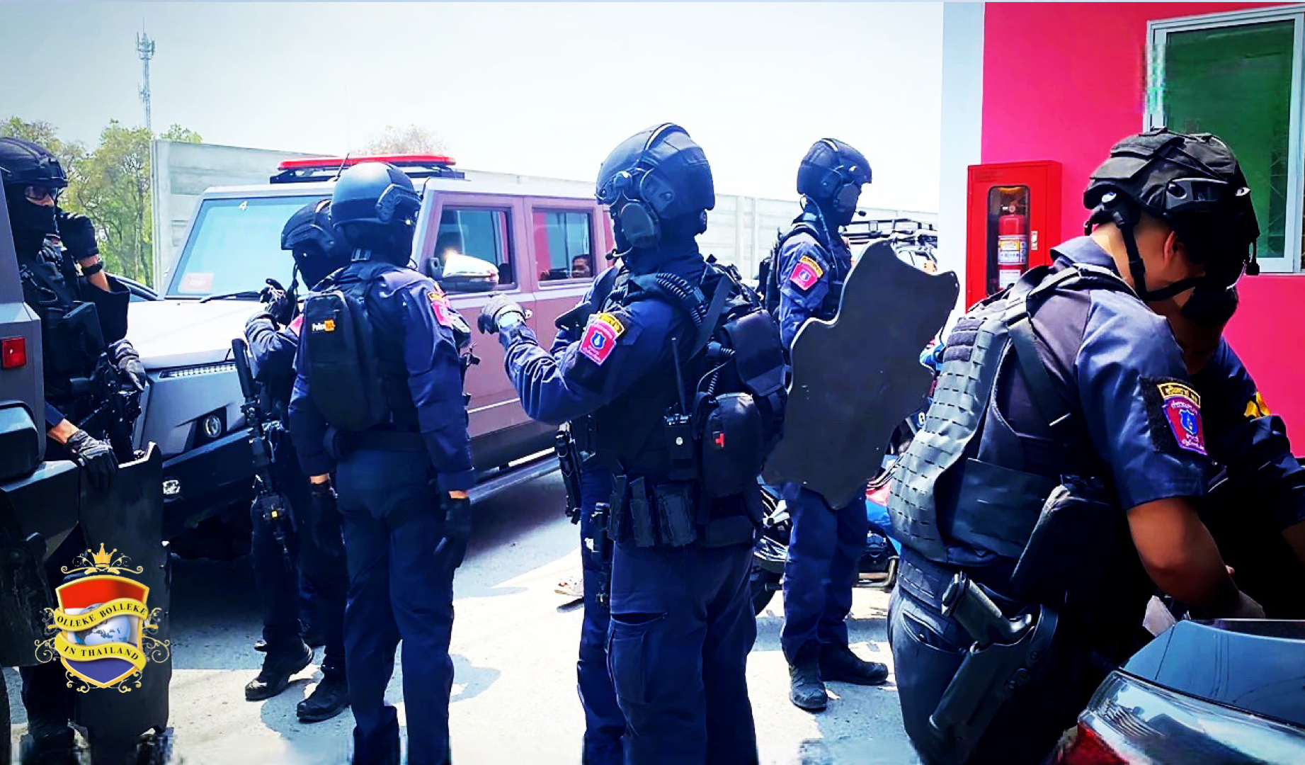 UPDATE | Doorgedraaide politieagent in Bangkok na 24 uur onderhandelen neergeschoten en aan zijn verwondingen gestorven