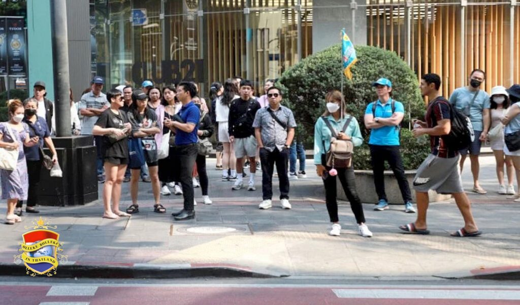 In Bangkok zijn twee illegale buitenlandse reisleiders opgepakt.  