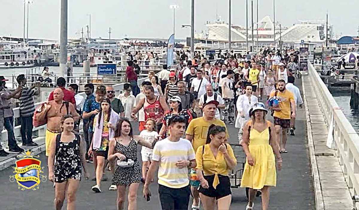Het eiland Koh Larn bij Pattaya trekt deze maand naar verwachting 130.000 toeristen