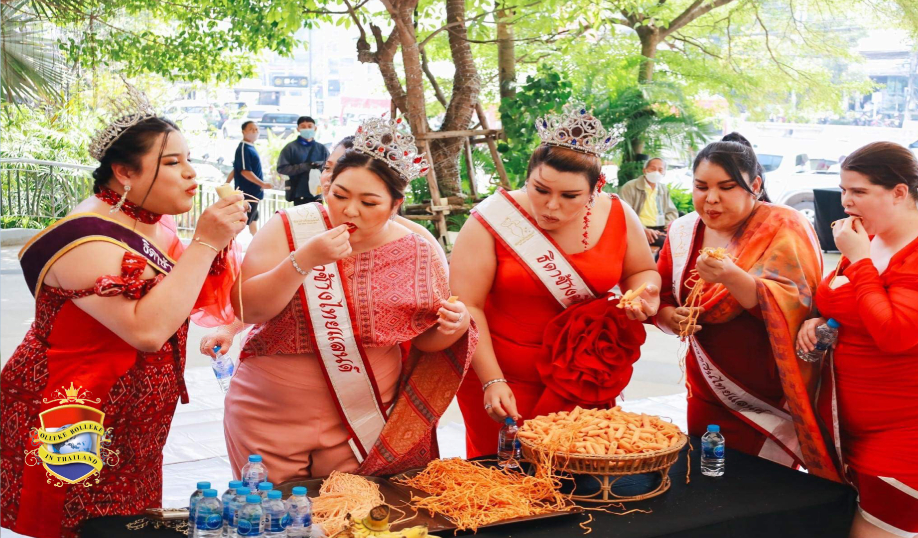 Deelneemsters aan de Miss Jumbo Queen-verkiezing “spannen” zich in voor het welzijn van olifanten in Thailand