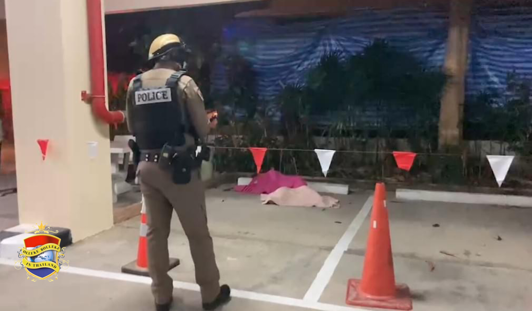 “Gek” geworden Thaise vrouw vanuit een appartementsgebouw aan de Thappraya Road in Pattaya haar dood tegemoet