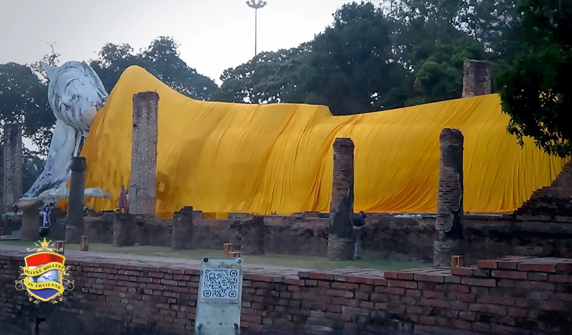 De gigantische liggende Boeddha van Ang Thong geniet deze hele week van een gouden vloed