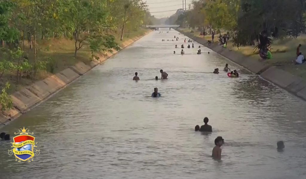 Het irrigatiekanaal van Ang Thong in Centraal-Thailand in trek omdat het aan de lokale bevolking enige verkoeling biedt