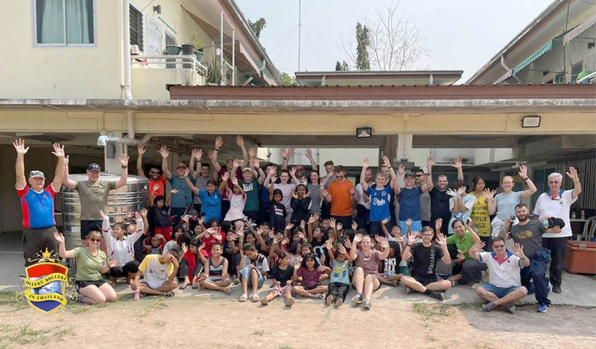 De Britse marine helpt een kindertehuis in Pattaya op te knappen 