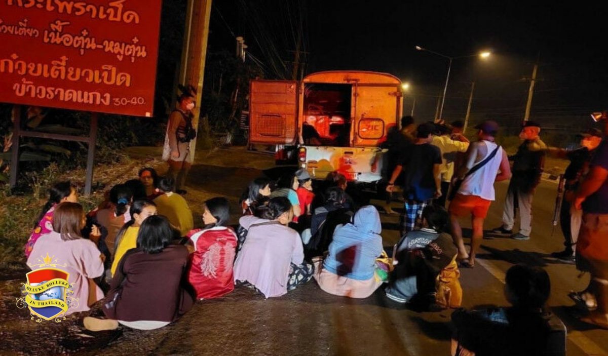 Taxichauffeur laat na klapband gekregen te hebben 33 illegale migranten achter in de middle of nowhere in Thailand