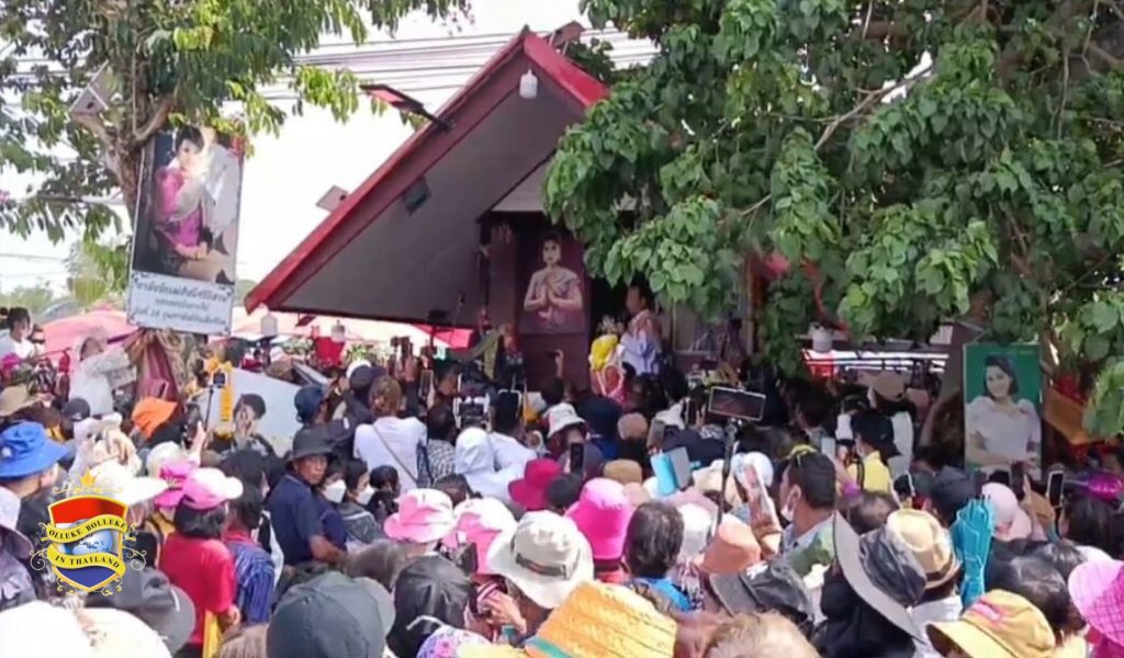 Duizenden Thaise mensen trokken gisteren naar het geestenhuisje van een 30 jaar geleden gestorven Morlam-zangeres in de Isaan