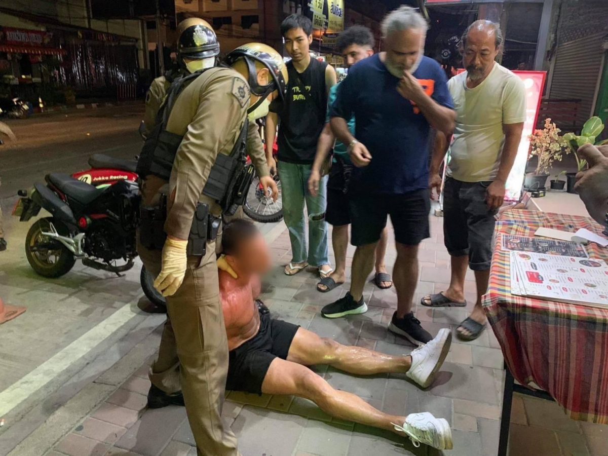 Halfnaakte buitenlander richt in een restaurant in Pattaya één enorme ravage aan, politie denkt dat de man dronken was
