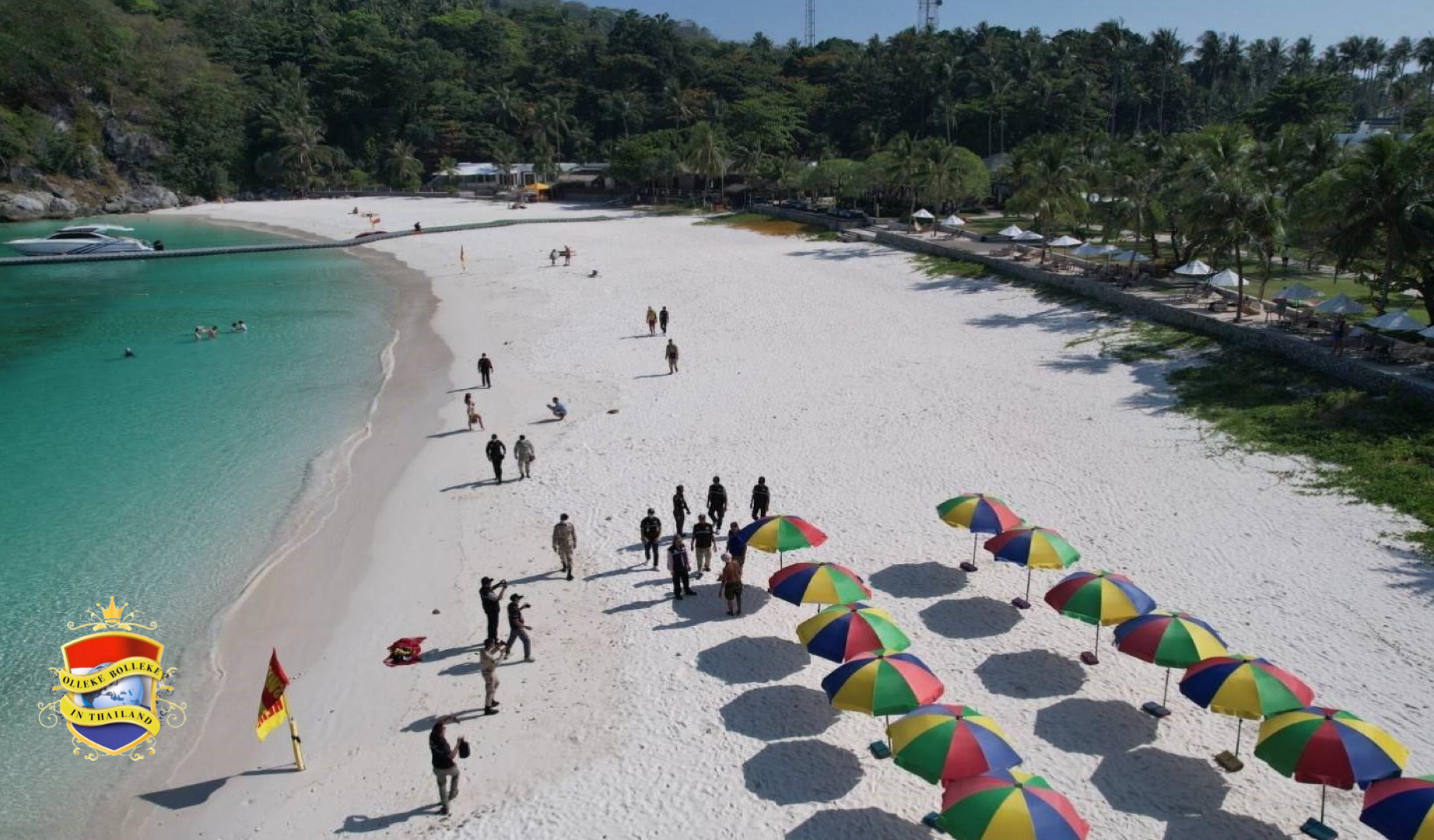 Thaise marine arresteert de eigenaar van een strandparasol verhuurbedrijf in Zuid-Thailand en neemt 20 parasols in beslag