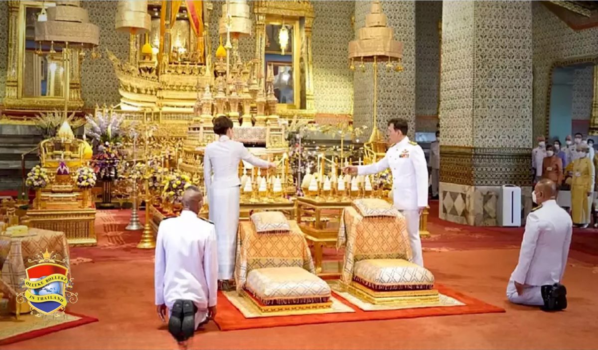 De Koning en Koningin van Thailand voltooide de religieuze riten om het Songkran van dit jaar te markeren