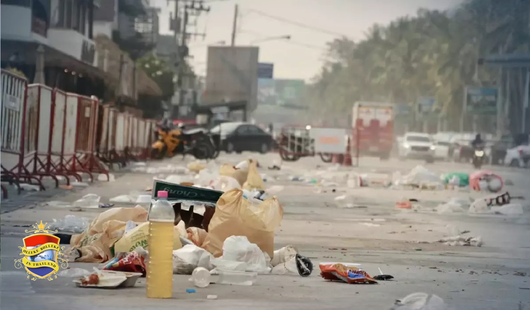 De kustplaats Bang Saen in Oost-Thailand kreunt en steunt onder bergen Songkran afval