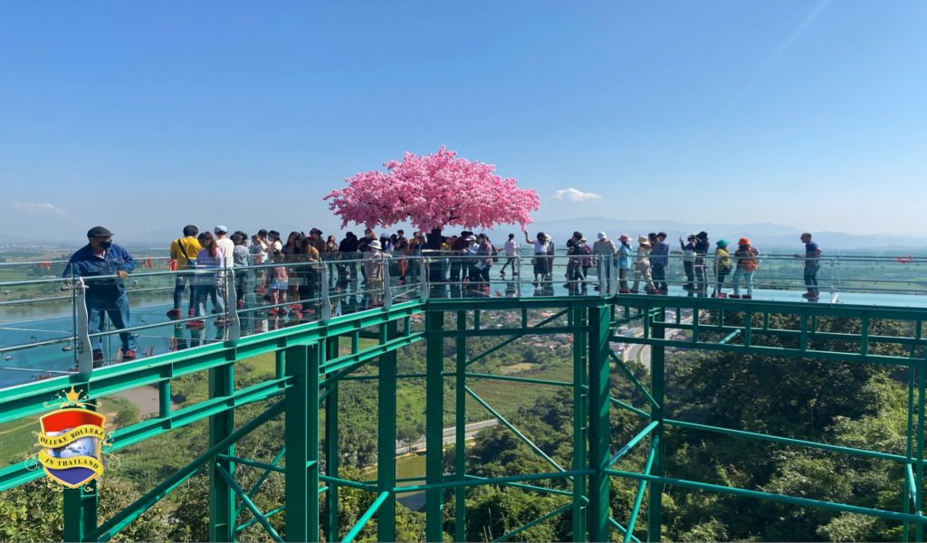 De Skywalk van Chiang Rai per direct gesloten, nadat er barsten in het glas ontstonden 