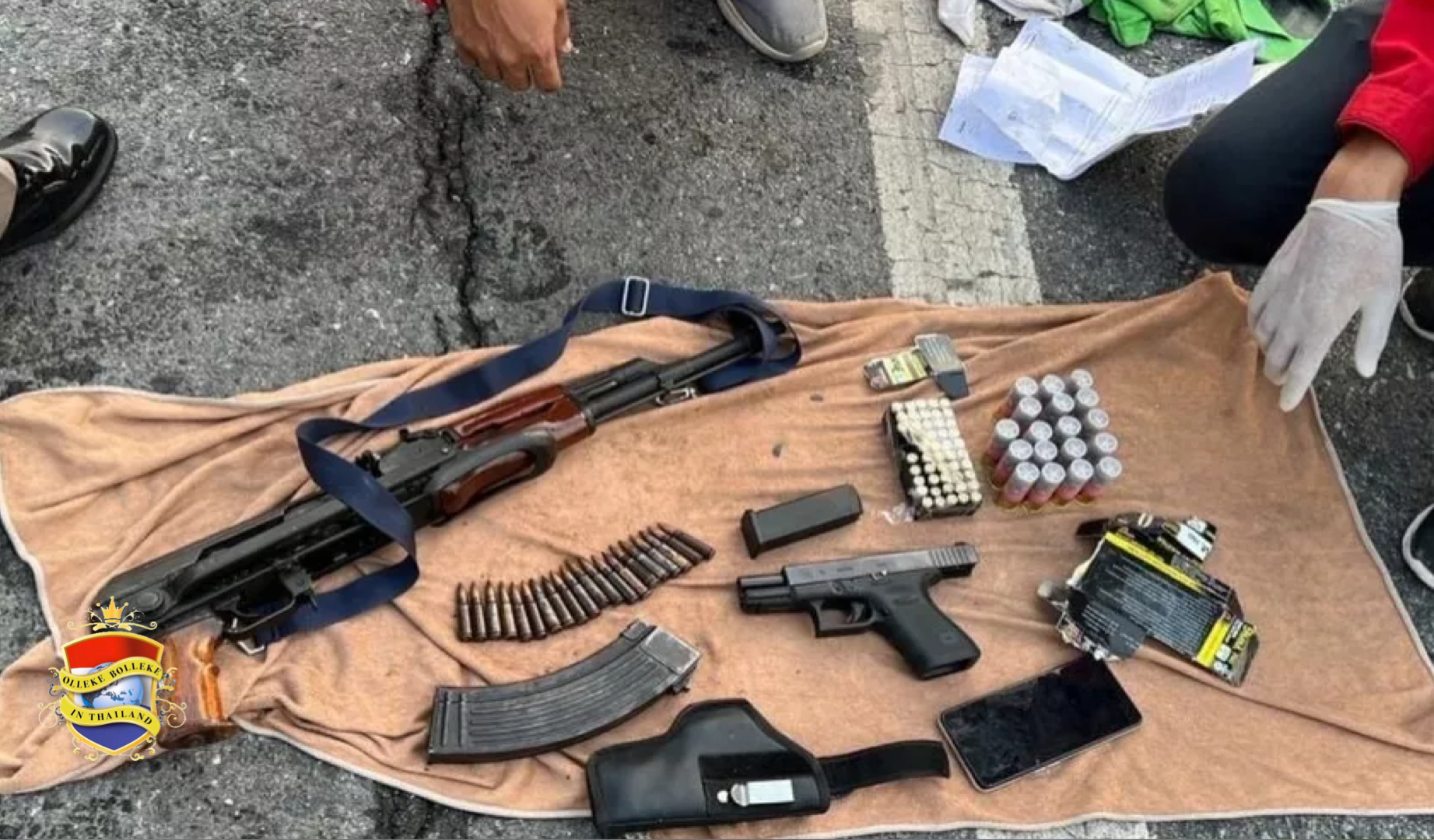 Politie Thailand treft in een autowrak van dodelijk ongeval oorlogswapens en drugs aan