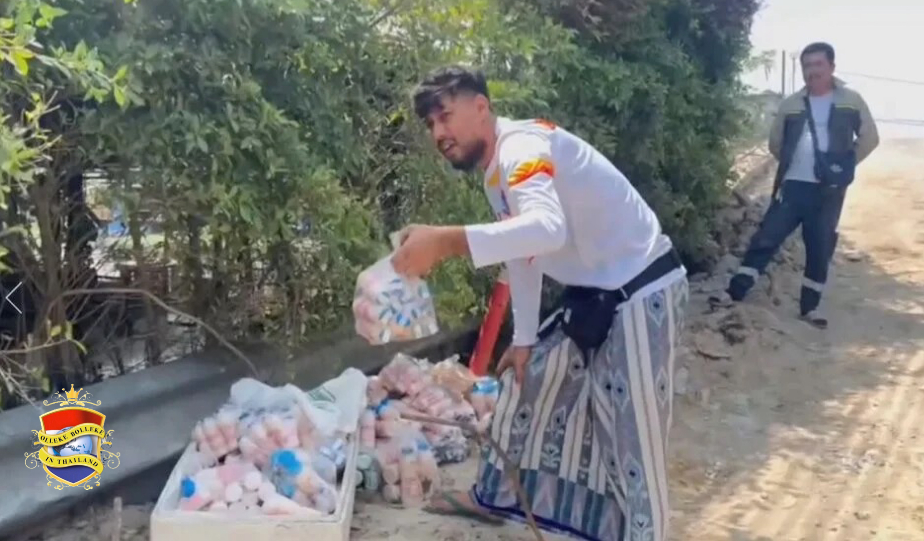 Inwoners in Centraal-Thailand behoeden een verongelukte melk verkoopster voor plundering 