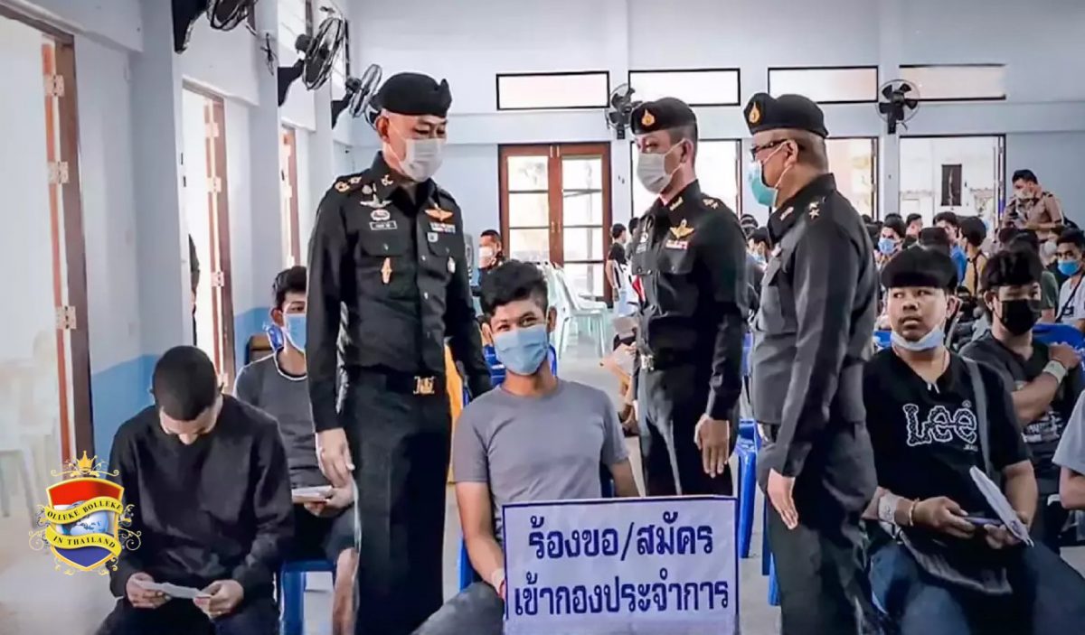 Meer dan 20.000 Thais solliciteren vrijwillig naar een baan in het leger, de roep om de dienstplicht af te schaffen neemt toe!