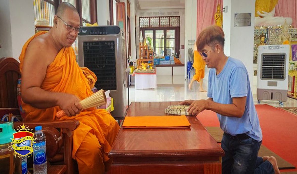 De in Oost-Thailand wonende khun Prasert gelooft dat zijn huispython een gereïncarneerde naga is en brengt hem naar de tempel voor zegeningen