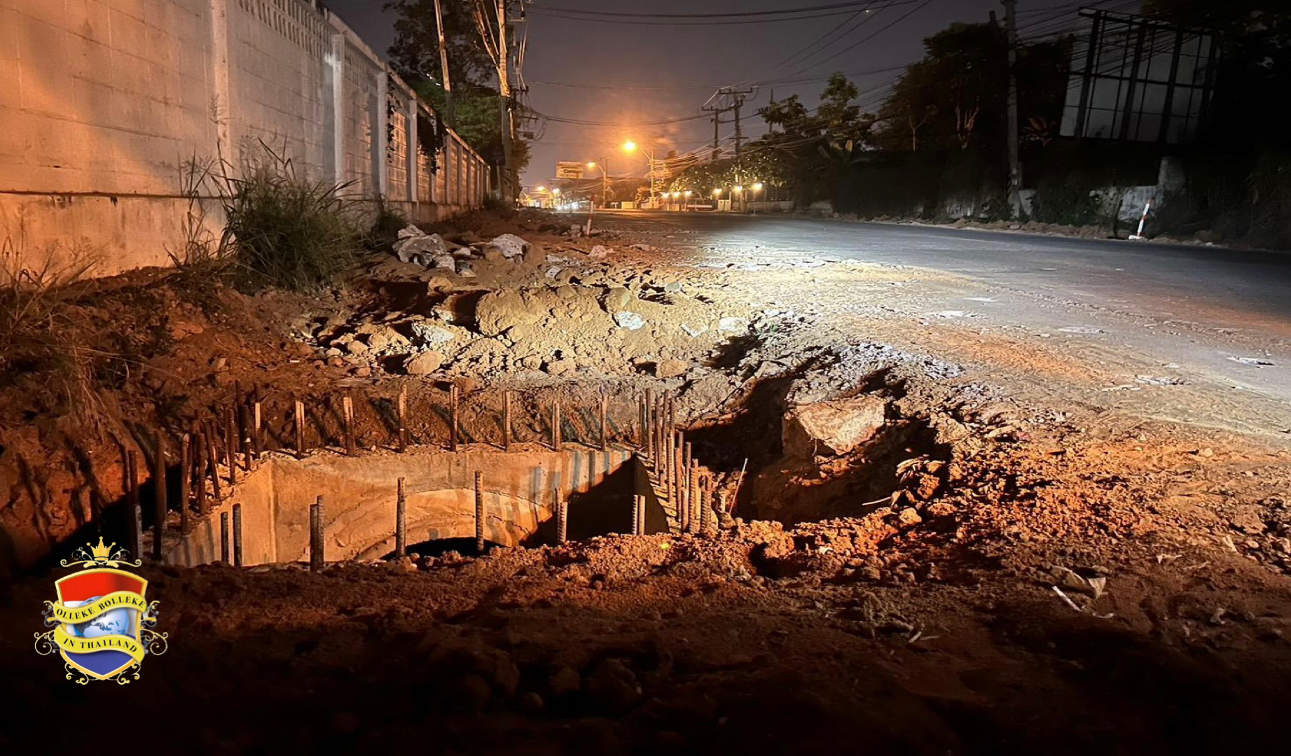 Slecht verlichte weg bij het onvoltooide voetbalstadion van Pattaya baart bewoners grote zorgen