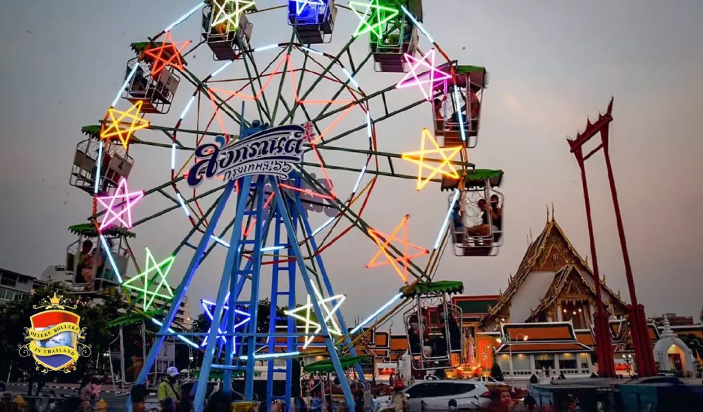 De kleurrijke Songkran-kermis op het stadsplein van Bangkok is voltooid verleden tijd.