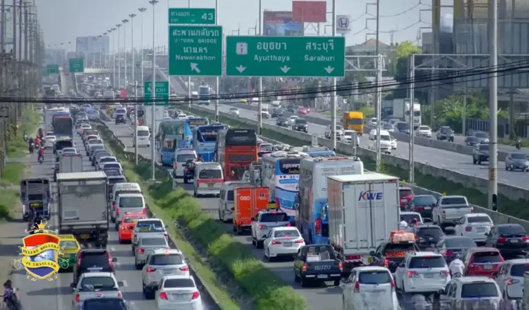 Grote vrachtwagens zijn tijdens de Songkran excodus op 7 routes in Thailand verboden de weg op te gaan.