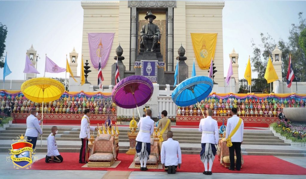 De Koning en koningin van Thailand hebben hun respect betuigd aan het standbeeld van koning Rama I in Bangkok