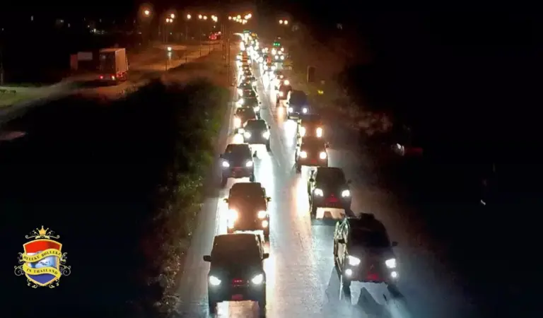 Kilometers lange files van auto’s op weg naar het noordoosten van Thailand omdat mensen vroeg aan de Songkran-vakantie beginnen
