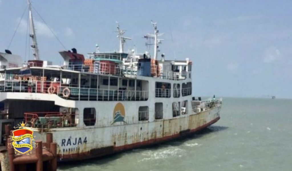 De Raja-veerboot bij de Donsak-pier in Surat Thani is gisteren ter nauwer nood aan wal geraakt