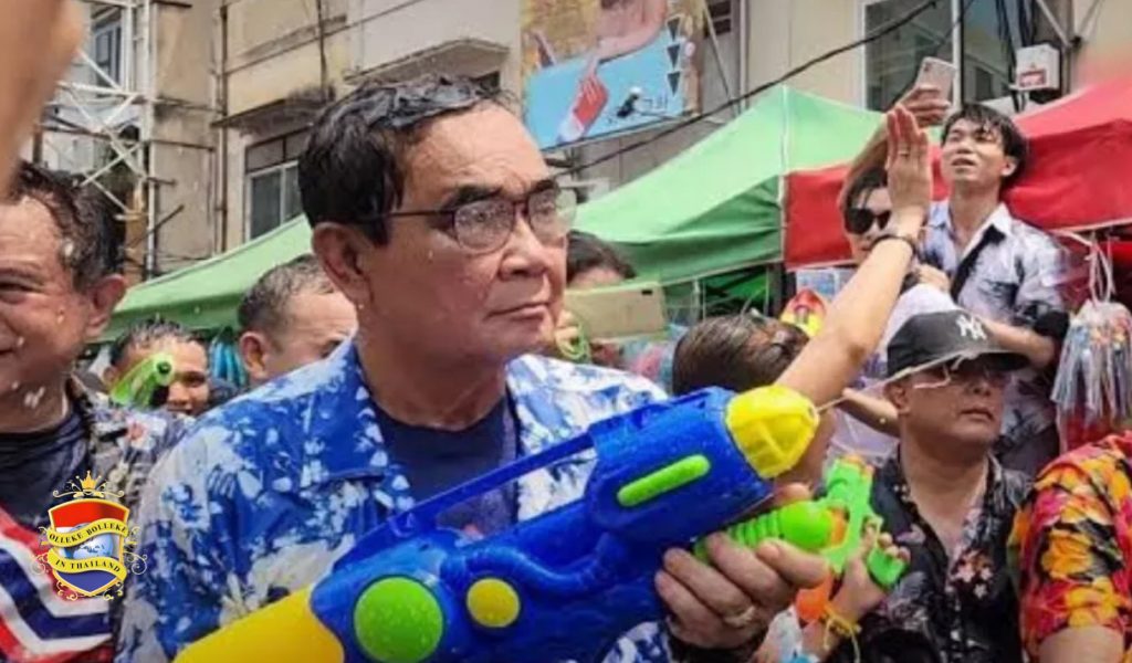 De premier van Thailand met geladen waterpistool op de Khao San Road in Bangkok gezien