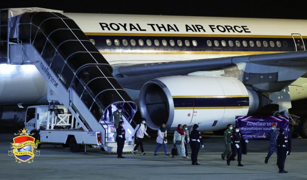 De eerste groep Thaise staatsburgers die uit Soedan zijn geëvacueerd, in Bangkok belandt 