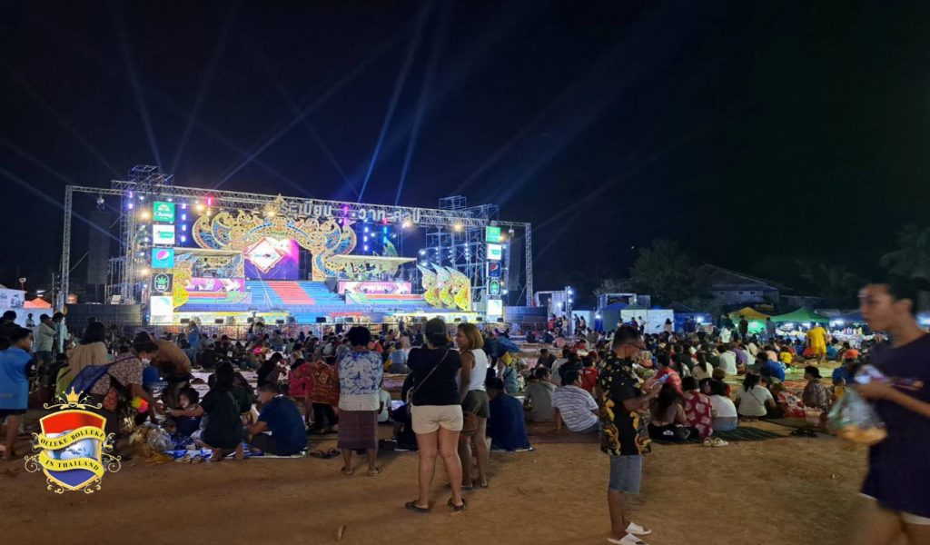 Een “Mor lam” podium door de sterke wind in Noordoost-Thailand ingestort