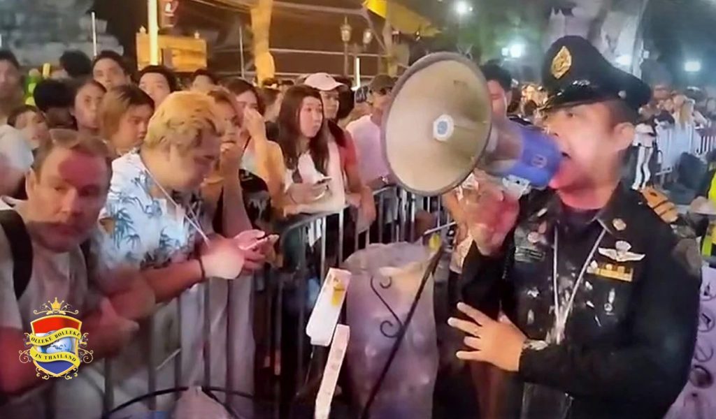 De politie in Bangkok moet op de op de eerste dag van Songkran de feestgangers op de Khao San Road tegenhouden vanwege grote drukte