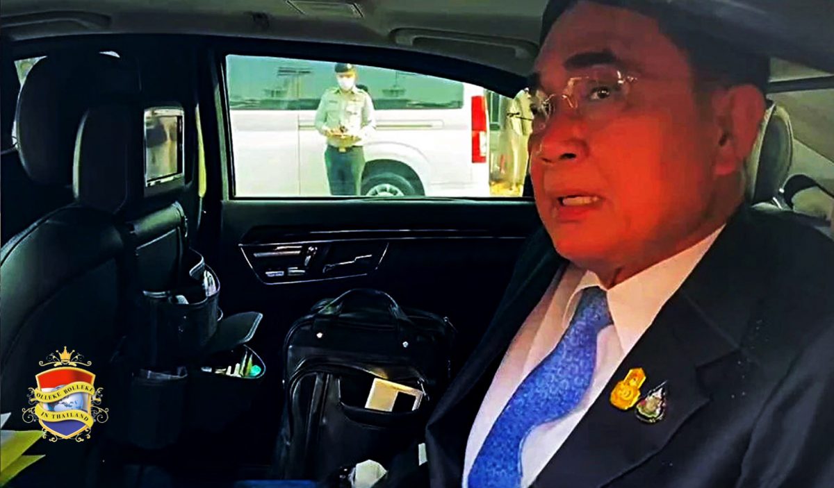 Verongelijkte premier Prayut weet de klokkenluider van Thailand, Khun Chuwit te ontwijken en slaat bij een heiligdom in Bangkok aan het bidden