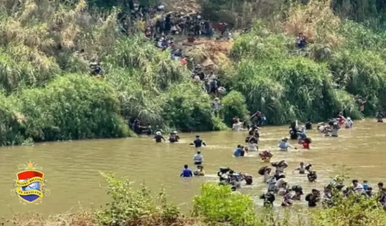 Duizenden mensen ontvluchten Myanmar en zijn op weg naar Mae Sot in Thailand 