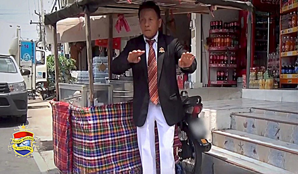 Een 70-jarige ijsverkoper brengt in Noordoost-Thailand al dansend in maatkostuum zijn ijsjes aan de man!