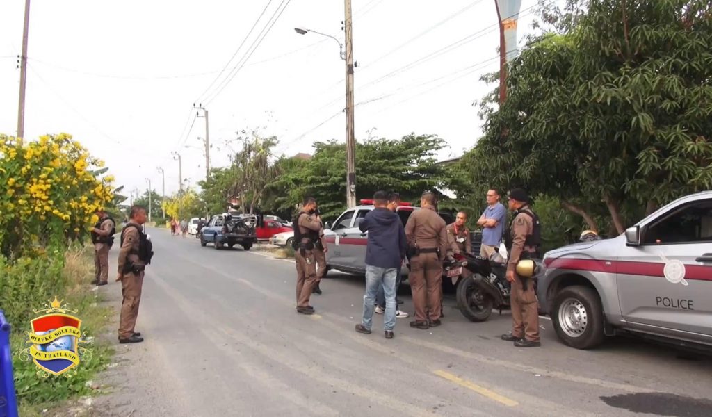 30 politieagenten bevrijden een 5-leden tellend gezin na een 18 uur durende gijzeling in Bangkok.