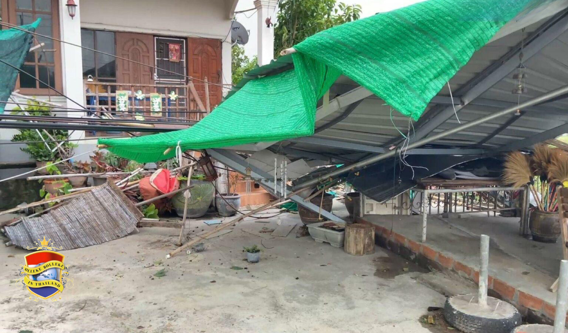 Zomerstormen in het hogere Thailand folteren de huizen, verschillende gezinnen dakloos