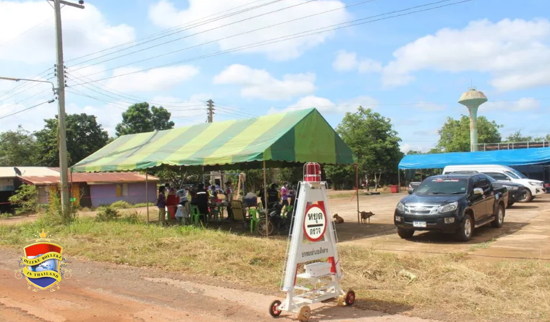 Echtelijke ruzie in Noordoost-Thailand escaleert, vrouw jaagt haar halfnaakte echtgenoot met bezem door dorp