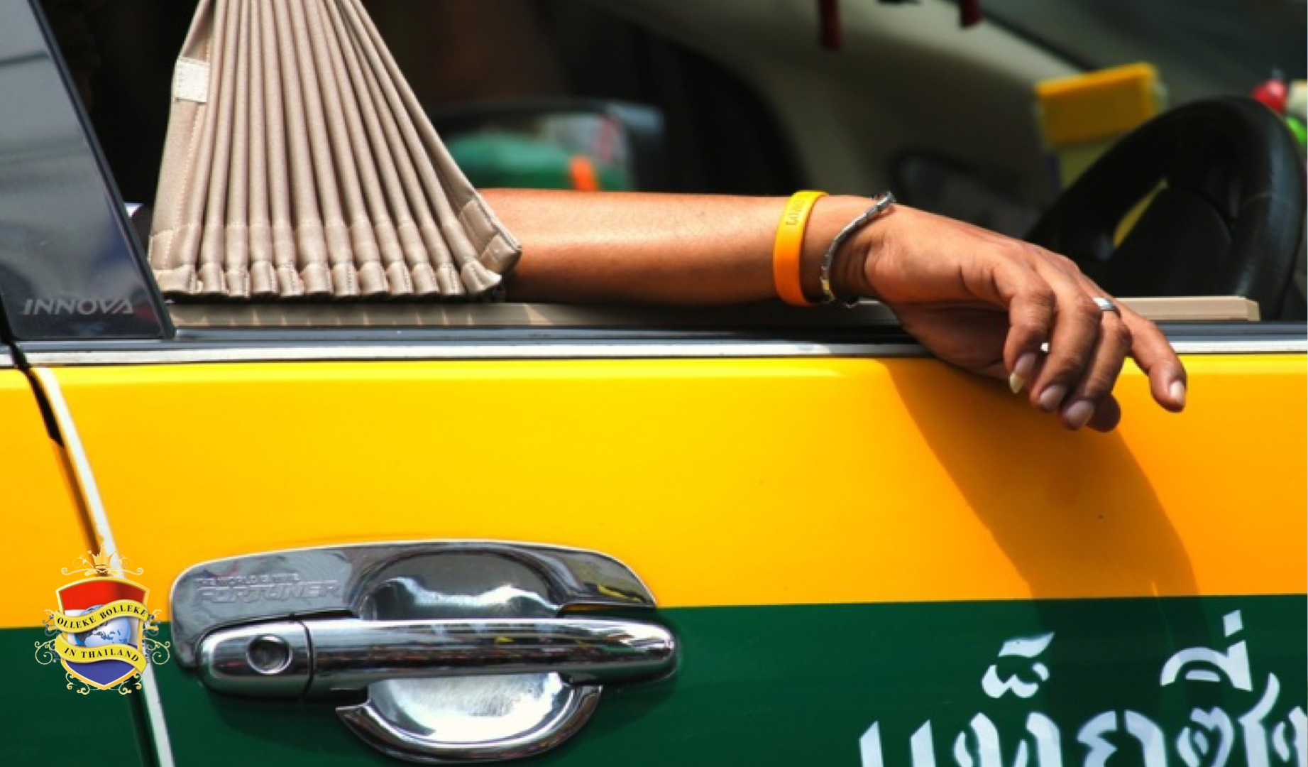 Twee vrouwelijke taxichauffeurs gaan bij het treinstation van Hua Hin met elkaar op de vuist