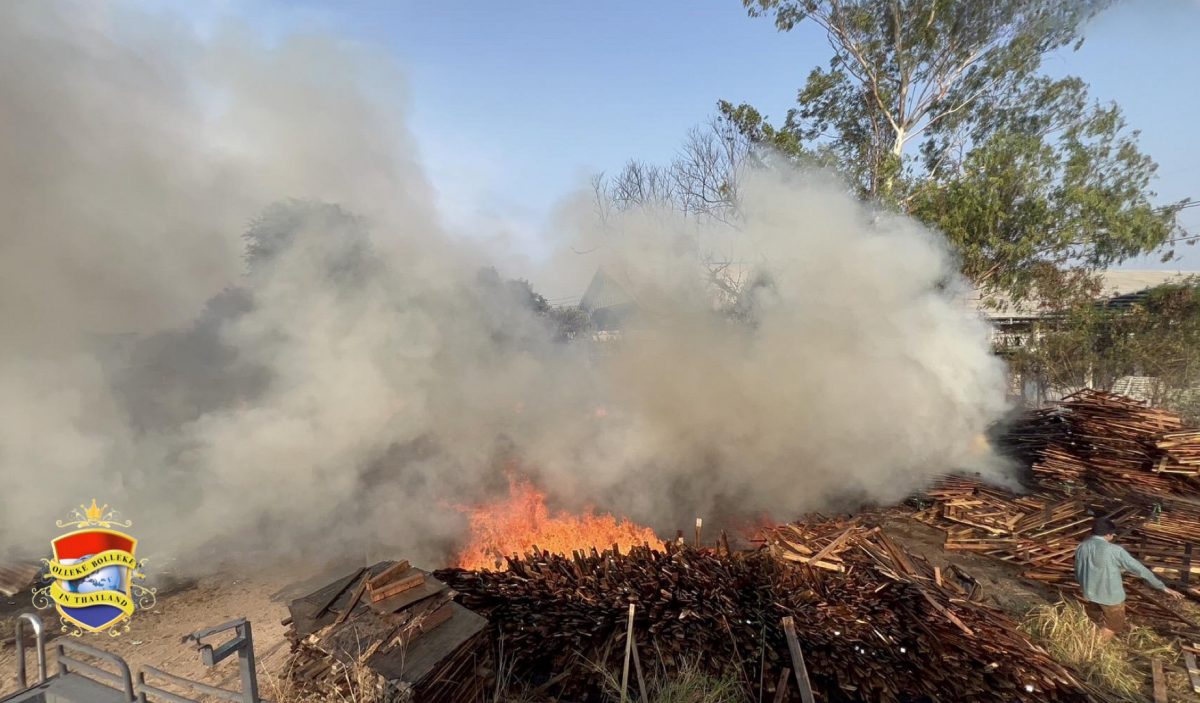 Houthandel in Pattaya vliegt in brand, miljoenen schade 