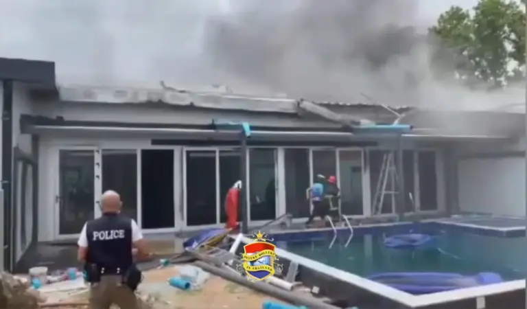 Brandweer van Pattaya rukt uit om een brand in een luxe huis, nabij het optrekje van de burgemeester te bedwingen