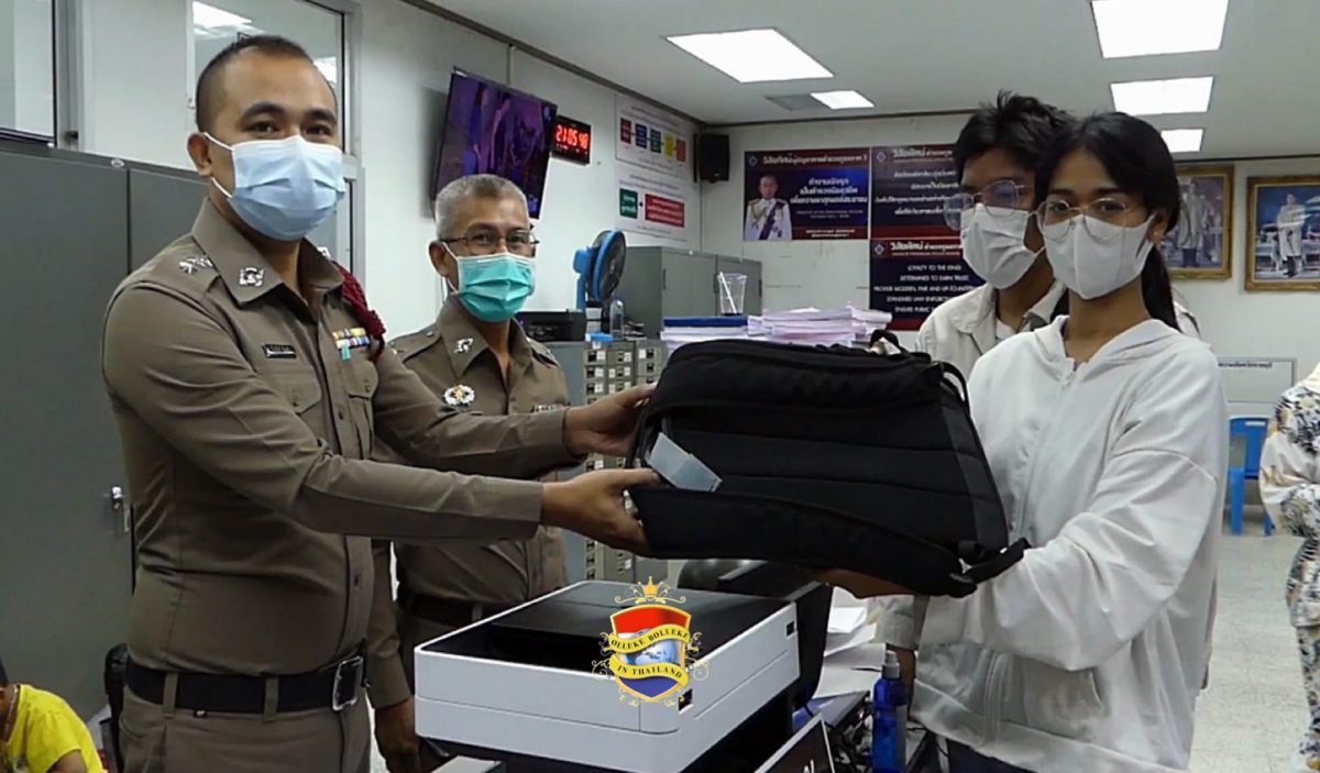 Eerlijk Thais stel overhandigt een verloren tas met 100.000 baht aan politie in Ratchaburi