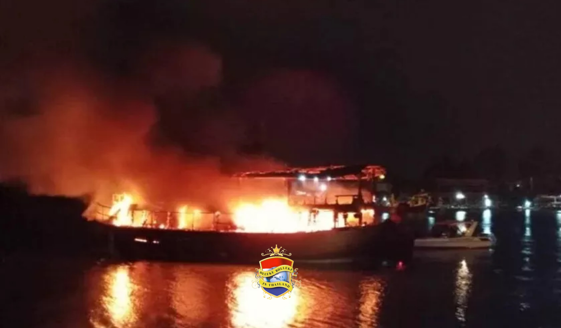 Rondvaartboot in centraal Thailand gaat in vlammen op