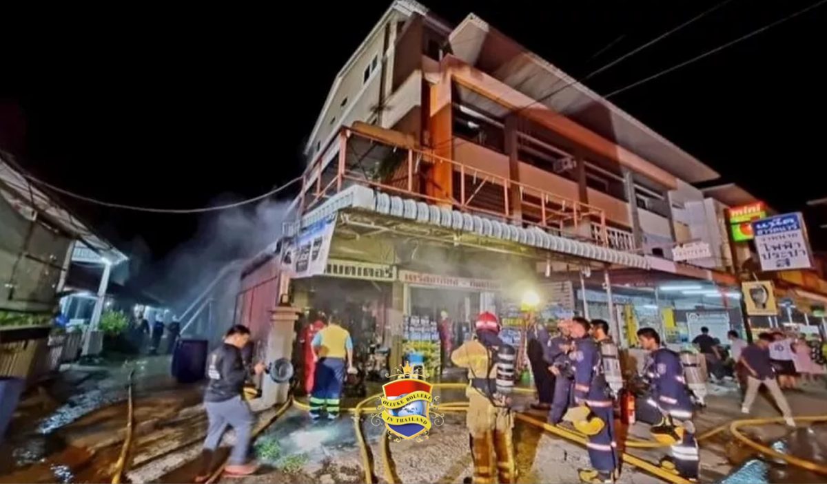 Brandweer Pattaya redt een oudere vrouw uit brandend gebouw