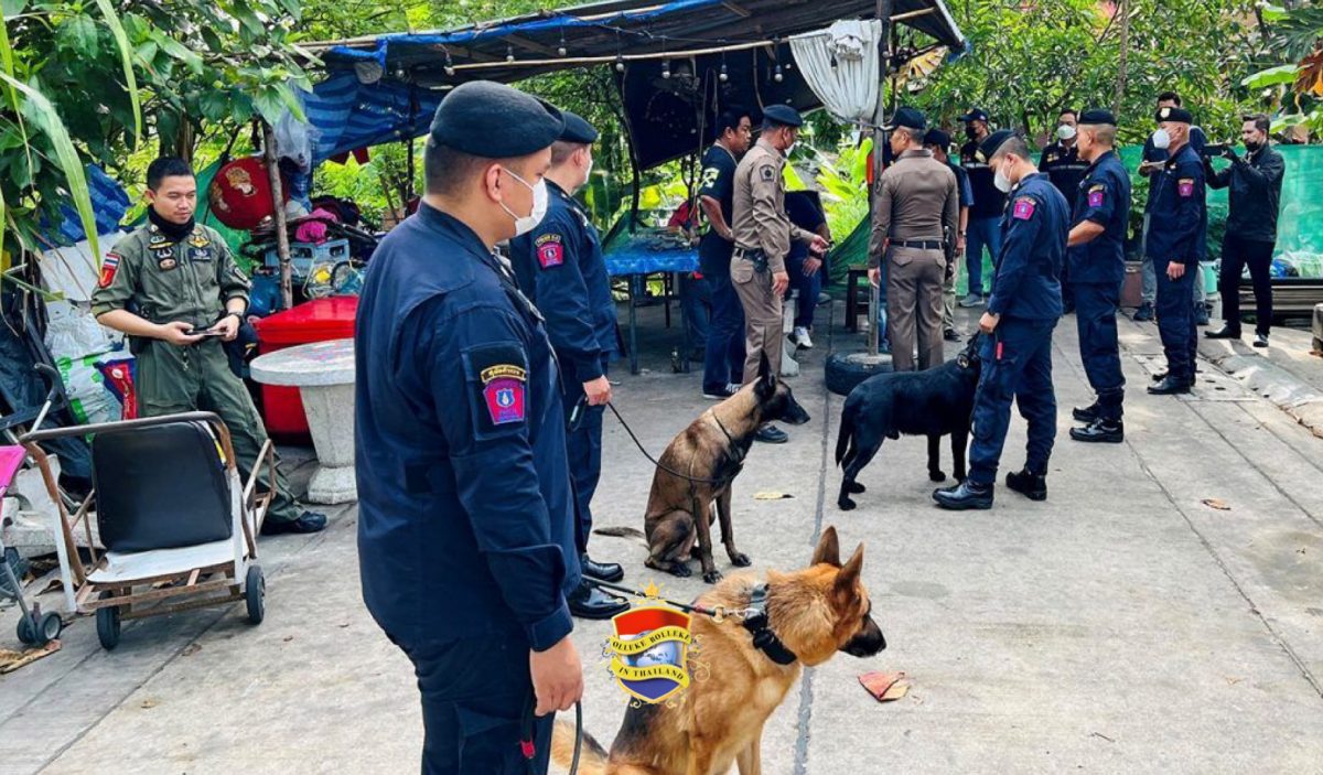 De politie doet invallen op 5 locaties in Nonthaburi om een criminele bende aan te pakken