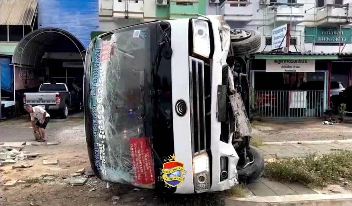 Toerbus rijdt in Oost-Thailand tegen een bushalte en kantelt, een passagier raakt gewond 